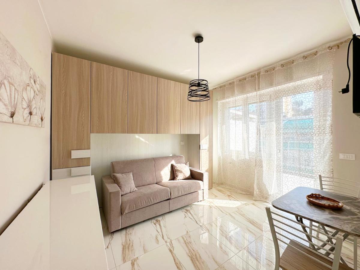 Ferienwohnung Wh - Un Posto Al Sole - Attico Monolocale Con Parcheggio Gratuito - 5 Minuti Dal Centro - Wifi Sanremo Exterior foto