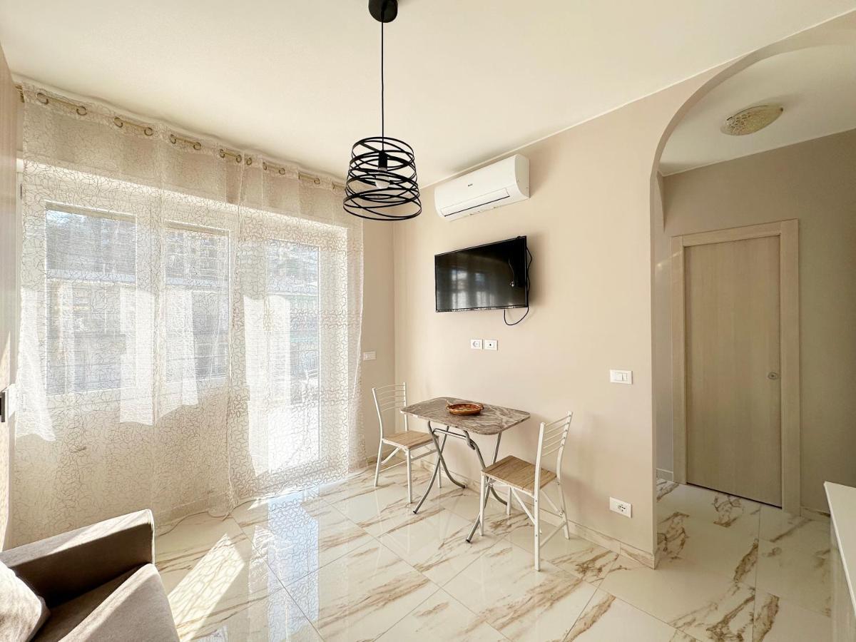 Ferienwohnung Wh - Un Posto Al Sole - Attico Monolocale Con Parcheggio Gratuito - 5 Minuti Dal Centro - Wifi Sanremo Exterior foto