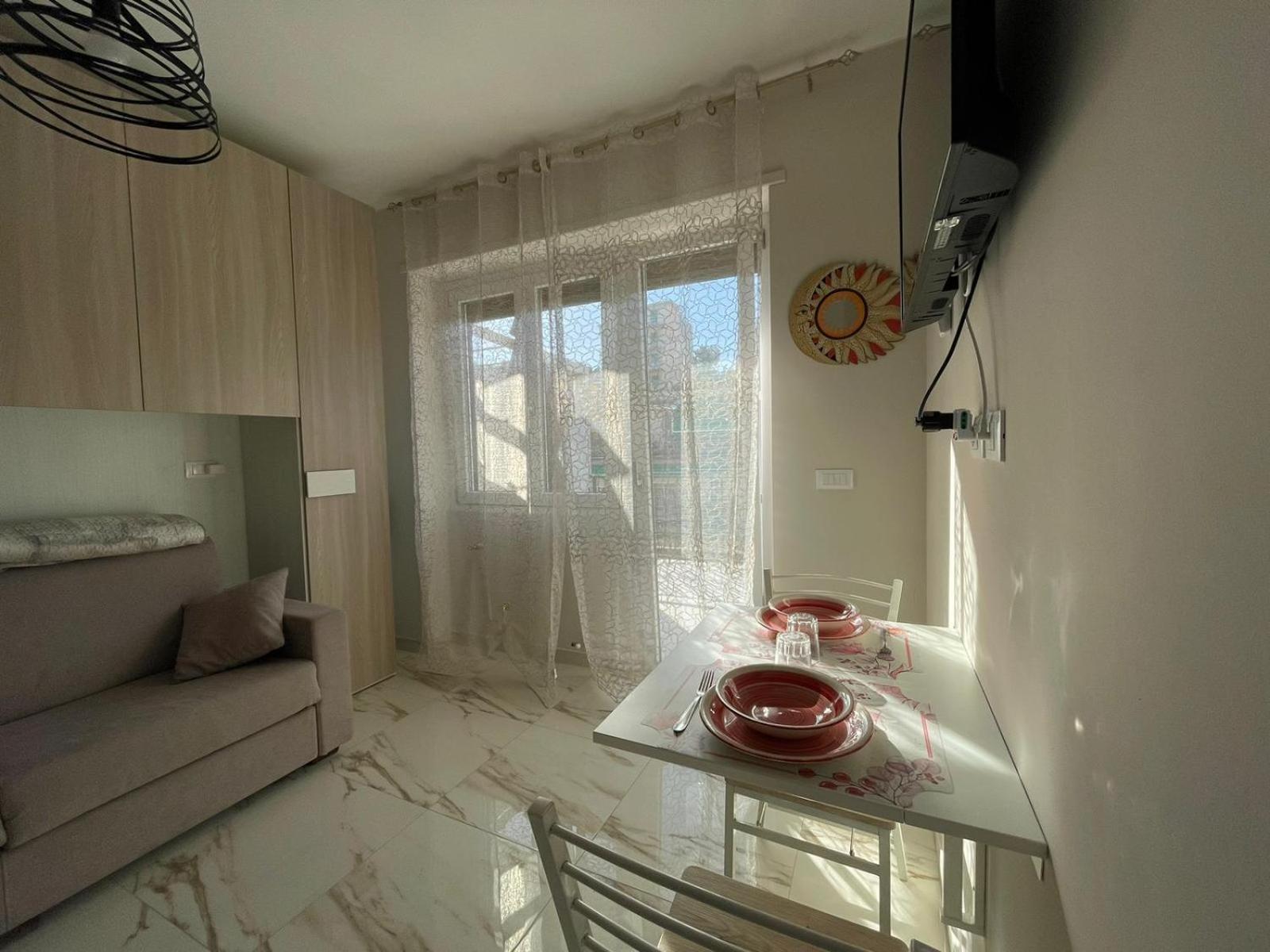 Ferienwohnung Wh - Un Posto Al Sole - Attico Monolocale Con Parcheggio Gratuito - 5 Minuti Dal Centro - Wifi Sanremo Exterior foto